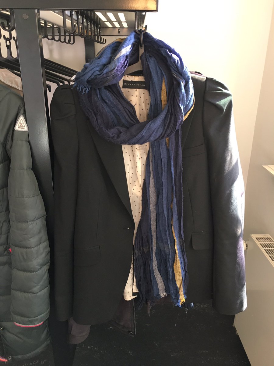 theagilechef's tweet image. De eigenaar van de Gaastra-jas is gevonden. Nu nog een dame die haar zwarte blazer kwijt is!