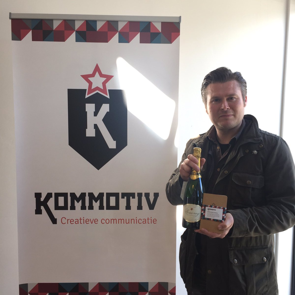 Kommotiv's tweet photo. Ik het kader 'wie is deze week het eerst bij Kommotiv' onderdeel 'bezoek' was Melle Talsma de eerste. #champagne! https://t.co/haaueNWp1r