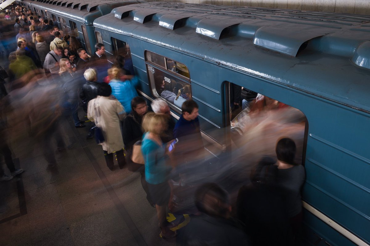 Почему остановилась электричка. Затопленное метро катастрофа в Московском метрополитене. Люди на платформе метро. Поезд метро затопило. Станция метро с поездом.