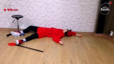 excusumin's tweet photo. Бигхит выпустил фото-тизеры.
Арми:

#bts #youngforever https://t.co/OpDS2DA1O0