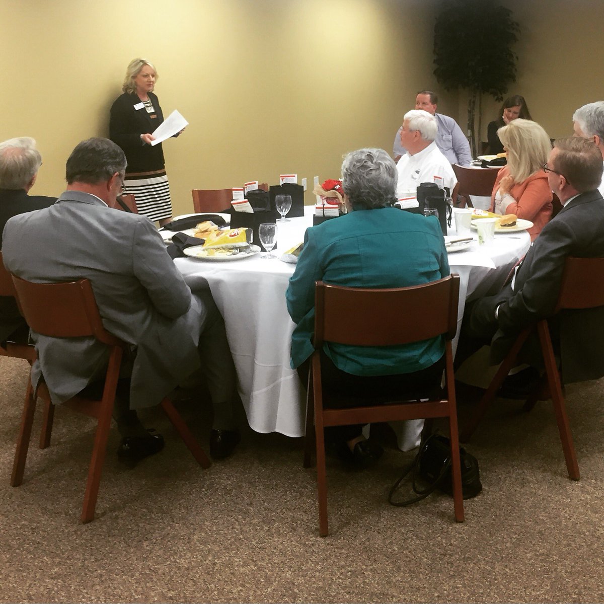 vabankers's tweet photo. 20 people are with us in Abingdon to have #BurgerswithBruce and hear Patti Dickerson from @virginiatitle speak. https://t.co/A7yW0ducuz