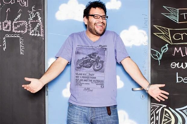 Ballena Azul con diarrea. Indigestión de Gabinete y el Gurú Experto en Felicidad explica la pobreza con buena vibra