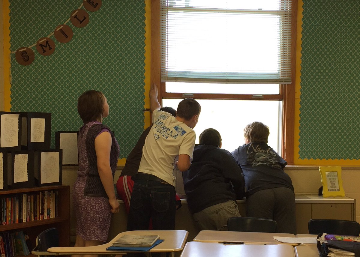 MelindaFry4's tweet photo. My students congregating at the window until class begins. #everysingleclass #spring #iwanttobeoutsidetoo https://t.co/4F3RYOoNWl