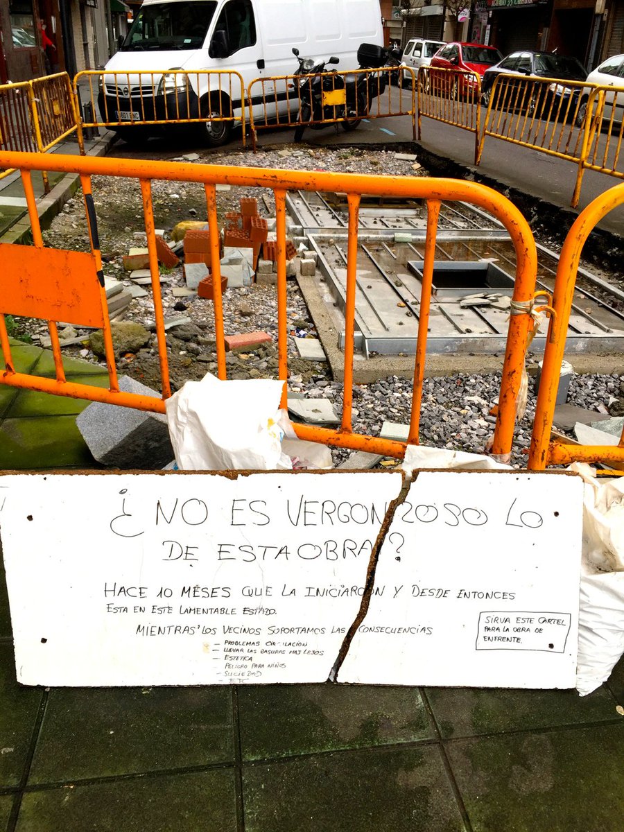 Obra callejera interminable, peligrosa y antiestética en calle Aguado de #Gijón <a href="/AlcaldedeGijon/">Alcalde de Gijón</a> <a href="/Gijon_24h/">Gijon 24H</a> <a href="/gijon/">Gijón/Xixón</a>