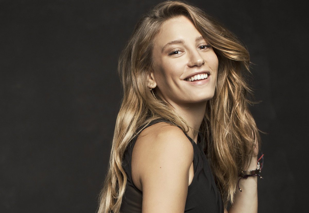 bestfansss's tweet photo. Serenay Sarıkaya fanlarından 
Best Fan @thisismyevent seçildi TEBRİKLER https://t.co/MzaQsWYXor