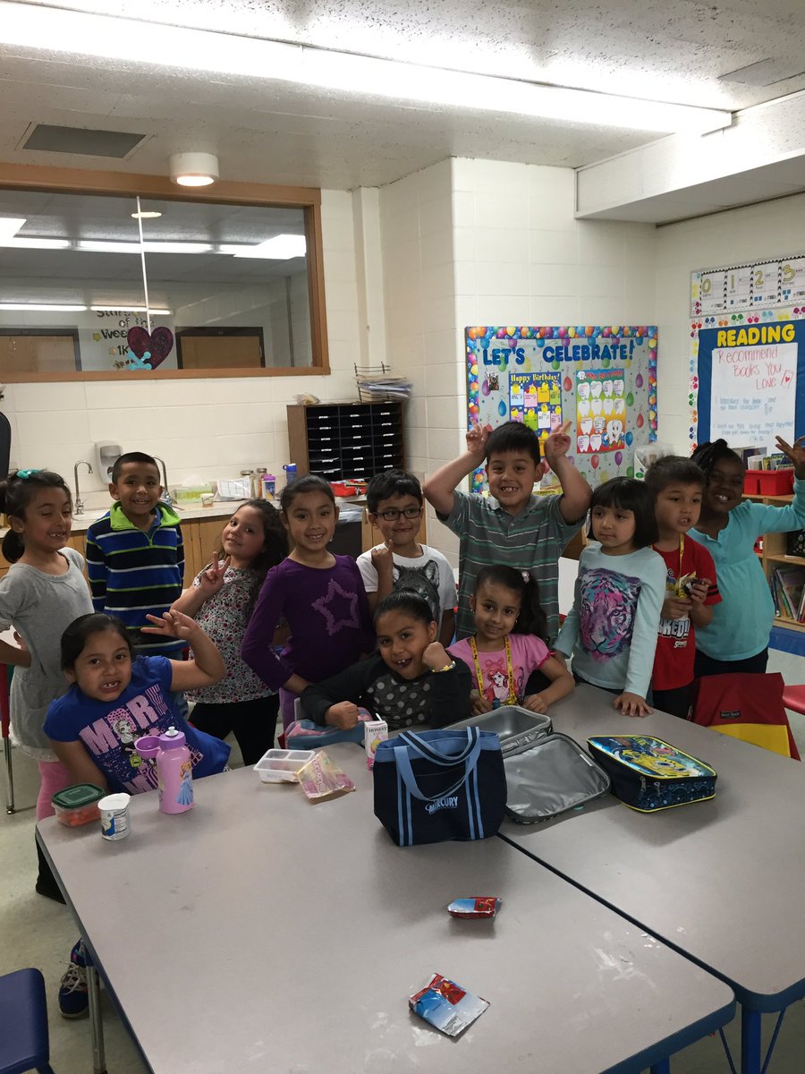 MissKopp111's tweet photo. These students used their Class Dojo points to buy lunch in the classroom with a treat and a game! #irvingpride https://t.co/NH4JIAMBF9