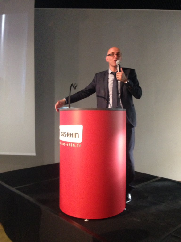 ZUT_Magazine's tweet photo. Notre soirée de fou vient de commencer ! Lancement #zutadira #fredericbierry @ADIRA_Alsace https://t.co/DsFOoGdnsT