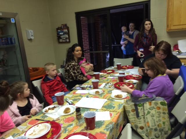 RebeccaDerosse2's tweet photo. Family dinner way better than fast food. @GoodandCheap #UKextension #AppalachianRoots #FloydCoHealth @BetsyLayneFBC https://t.co/vVyhoCZsK3