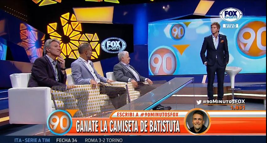 ESPNArgentina's tweet photo. ¿Querés la camiseta firmada por Batistuta? Escribinos a #90MinutosFOX ¡VIVO! https://t.co/OPm9TpLVdS https://t.co/3y06ngzntB