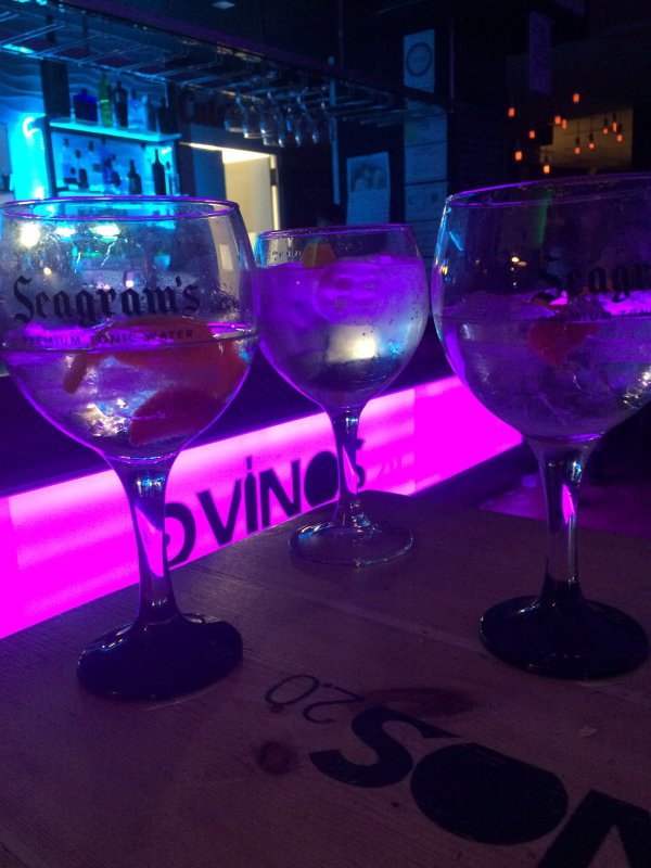 ¡¡¡OTRA VEZ JUEVESSSSS!!! Toca salir y qué mejor para empezar la noche que en DVINOS 2.0 con unas copillas... 😜😜😜