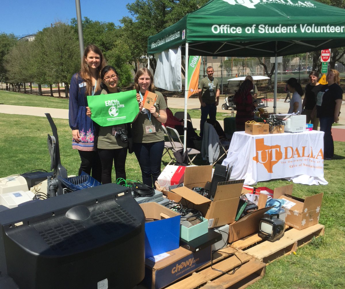 UT_Dallas's tweet photo. Comets, you can drop off old electronics at E-Waste Roundup until 2p. The goal is to collect 2000 lbs. #UTDEarthWeek https://t.co/LpXWB6eUaB
