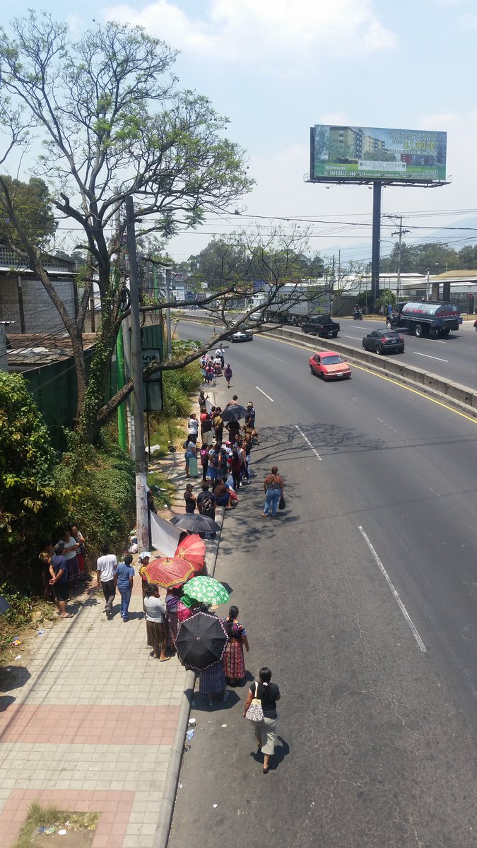 crsetsalay's tweet photo. #Noti7 #Telediario  manifestantes se dirigen a la municipalidad de villa nueva https://t.co/PZ8rPX3mn4