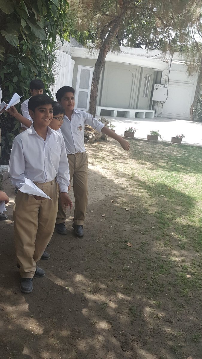 fbfrana14's tweet photo. Making paper planes. #aerodynamics #learningisfun @amschool80 https://t.co/OrHW1eZDHo