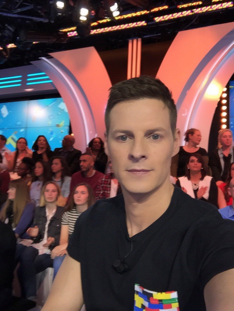 Mdelormeau's tweet photo. Les amours on part pour 5h de direct de fou avec vous 😂✌️😘 #love #tpmp #TPMPAVegas https://t.co/lIAZUmdtf5