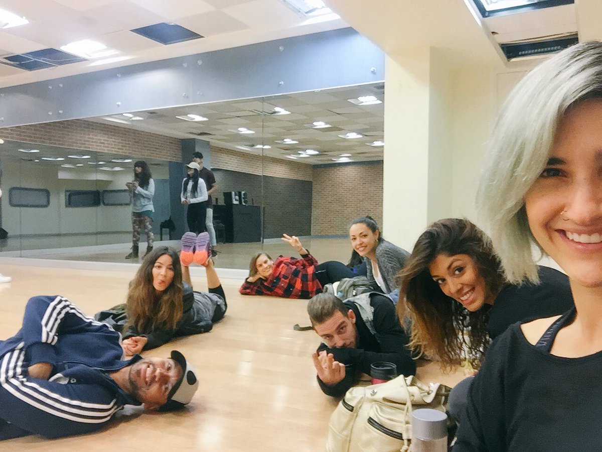 eskarinasanchez's tweet photo. En ensayo en la casa de la academia #MYST #upcomingMYST https://t.co/oF3yH0m0a6