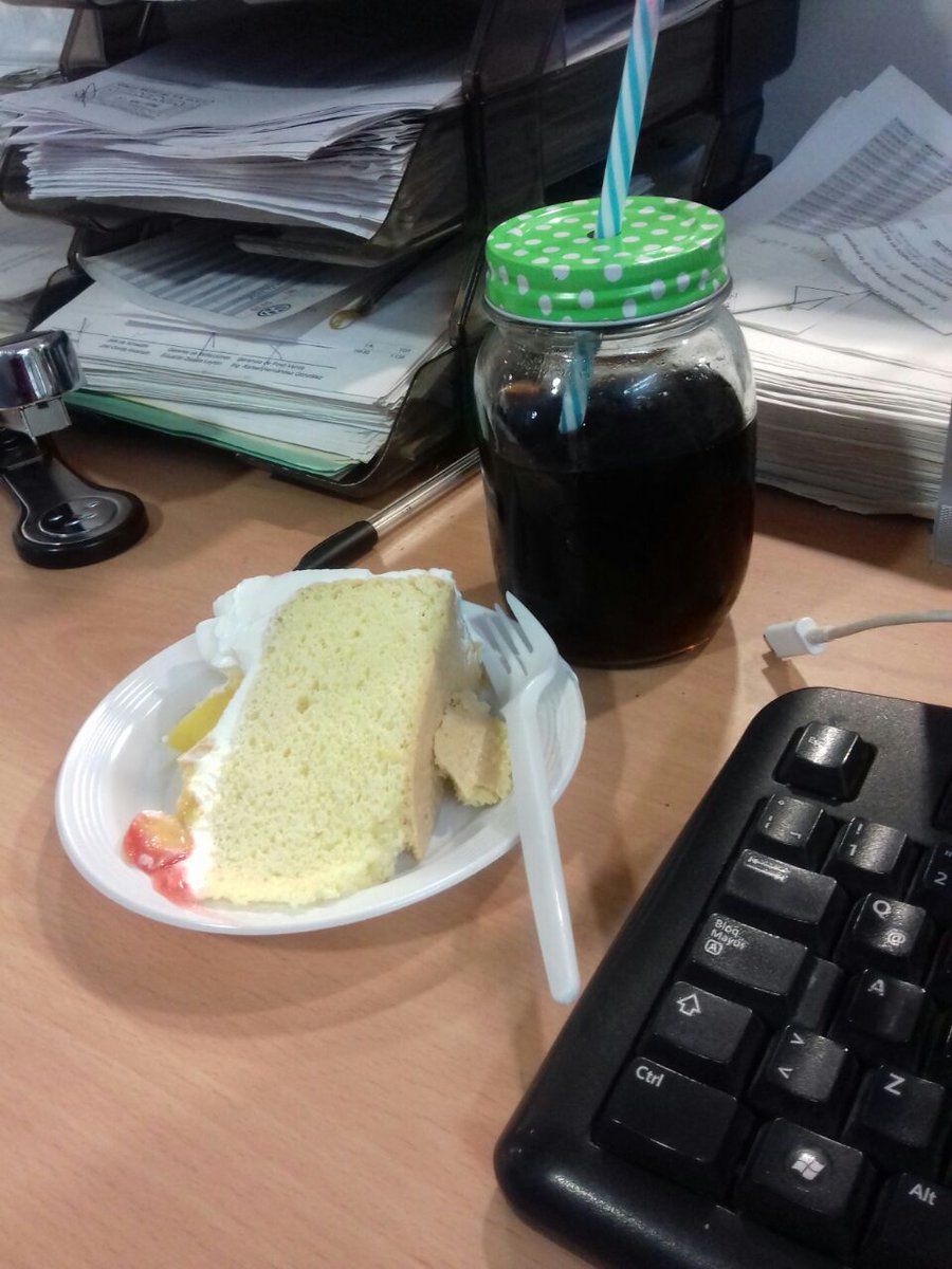 EnyiSmile's tweet photo. Godinez feliz
#pastel #Coca https://t.co/yffcBwFRIc
