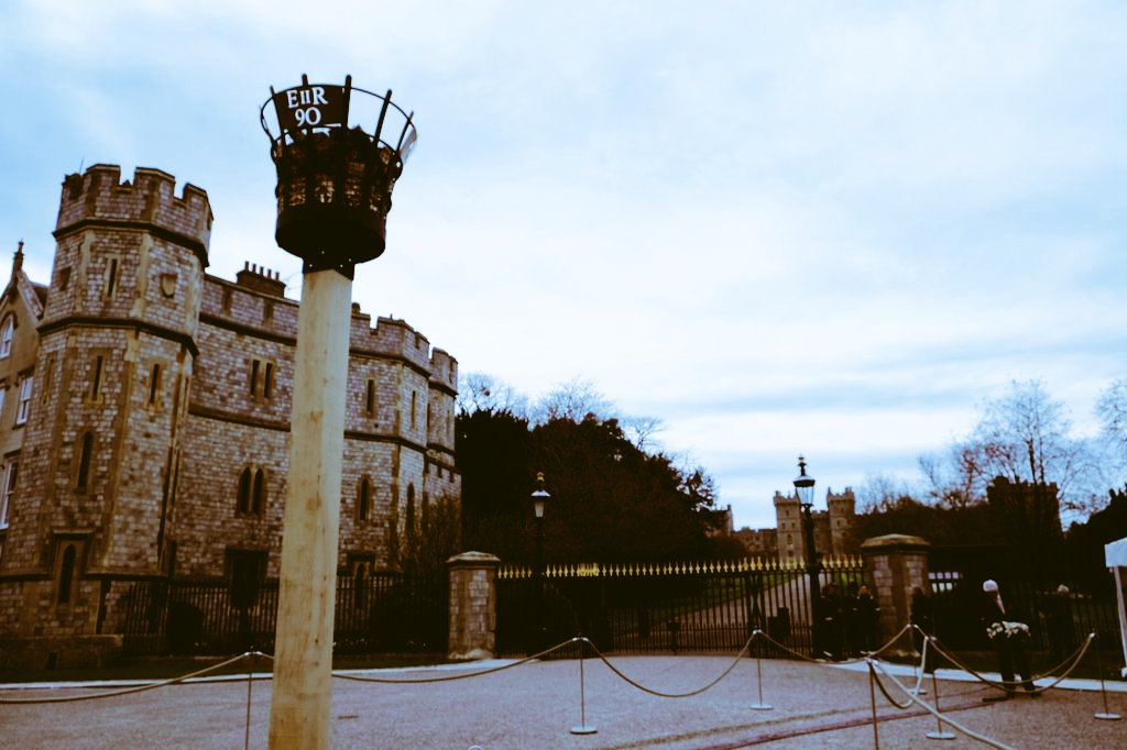 RoyalFamily's tweet photo. The Queen will shortly light the principal birthday beacon in a chain of over 1000 beacons to celebrate #Queenat90 https://t.co/tfJB5DBrPd