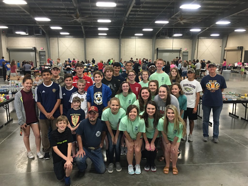 KleinISD's tweet photo. Thanks to all the @KleinCollins students who came out to volunteer today. https://t.co/4HbNHxbmBY