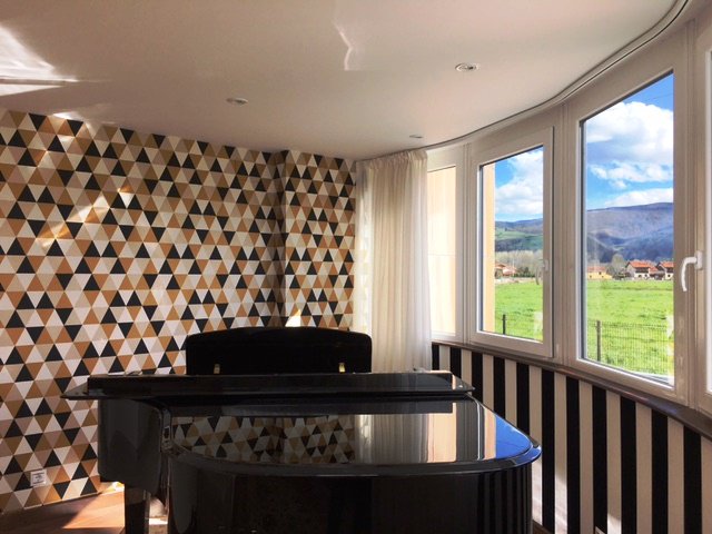 Trabajo de esta semana, papel pintado de Khroma Wallpapers, colección Podium. No puede ser más elegante <a href="/coordonne/">Coordonné</a>