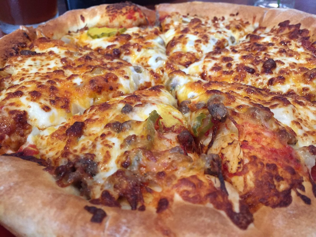kcfoodadventure's tweet photo. Cheeseburger pizza @MinskysPizzaKC 🧀🍔🍕#KC #foodie #pizza https://t.co/eKp1ldNftG