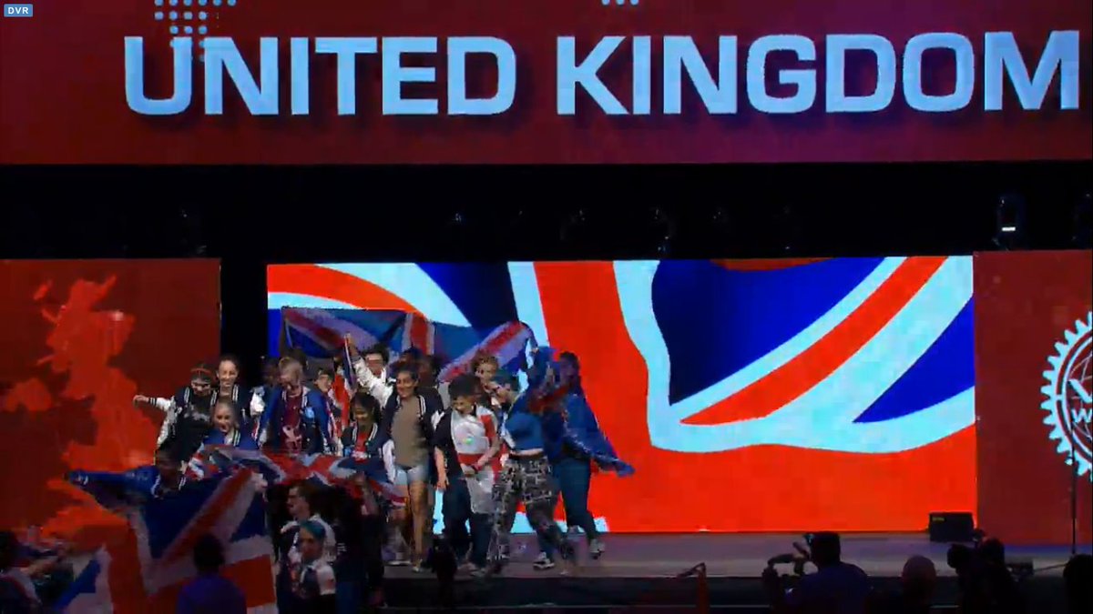 StowePhysics's tweet photo. UK @VEXRobotics Teams take the stage at the #VEXworlds opening ceremony. @Stowemail #OMGStoweBots https://t.co/7Fmb0Hkq3H