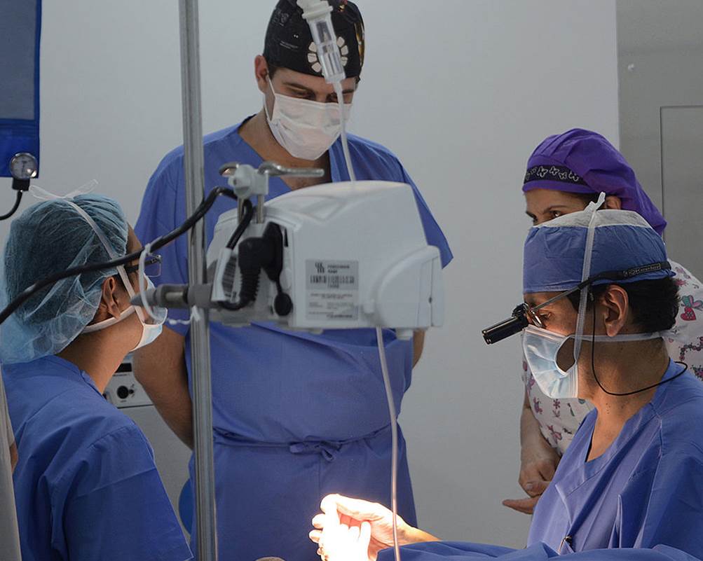 PRIMERA CIRUGÍA EN EL HOSPITAL UNIVERSITARIO NACIONAL.- 
Es el comienzo de nuestro hospital -- ORGULLO U.N.