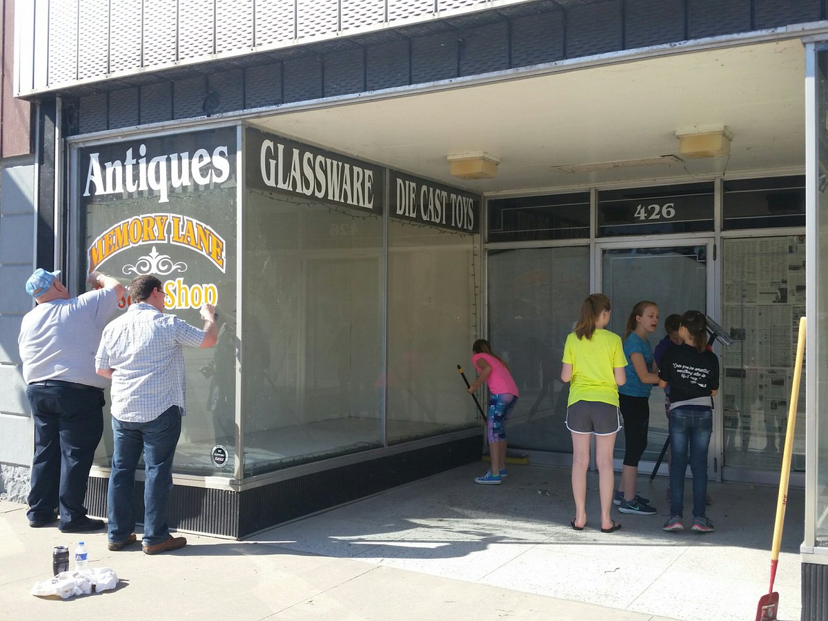 MainStreetIowa's tweet photo. Main Street #Keokuk volunteers cleaning up downtown by removing 15 signs from vacant storefronts  #MainStreetIowa https://t.co/QR6C25XRK1