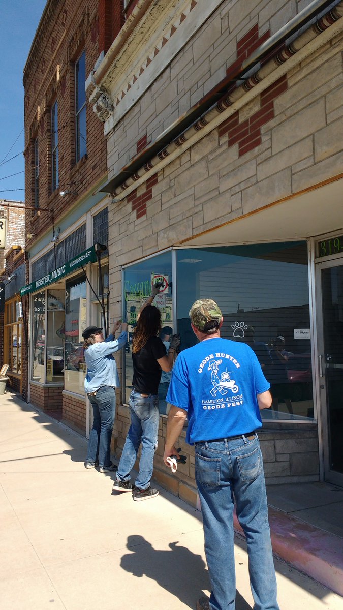 MainStreetIowa's tweet photo. Main Street #Keokuk volunteers cleaning up downtown by removing 15 signs from vacant storefronts  #MainStreetIowa https://t.co/QR6C25XRK1