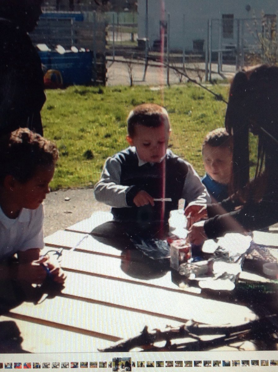 notmartenscroft's tweet photo. Making crowns in the forest school using natural things #HappyBirthdayQueenElizabeth #britishvalues #fun#grangemcr https://t.co/37DqgNuxrW
