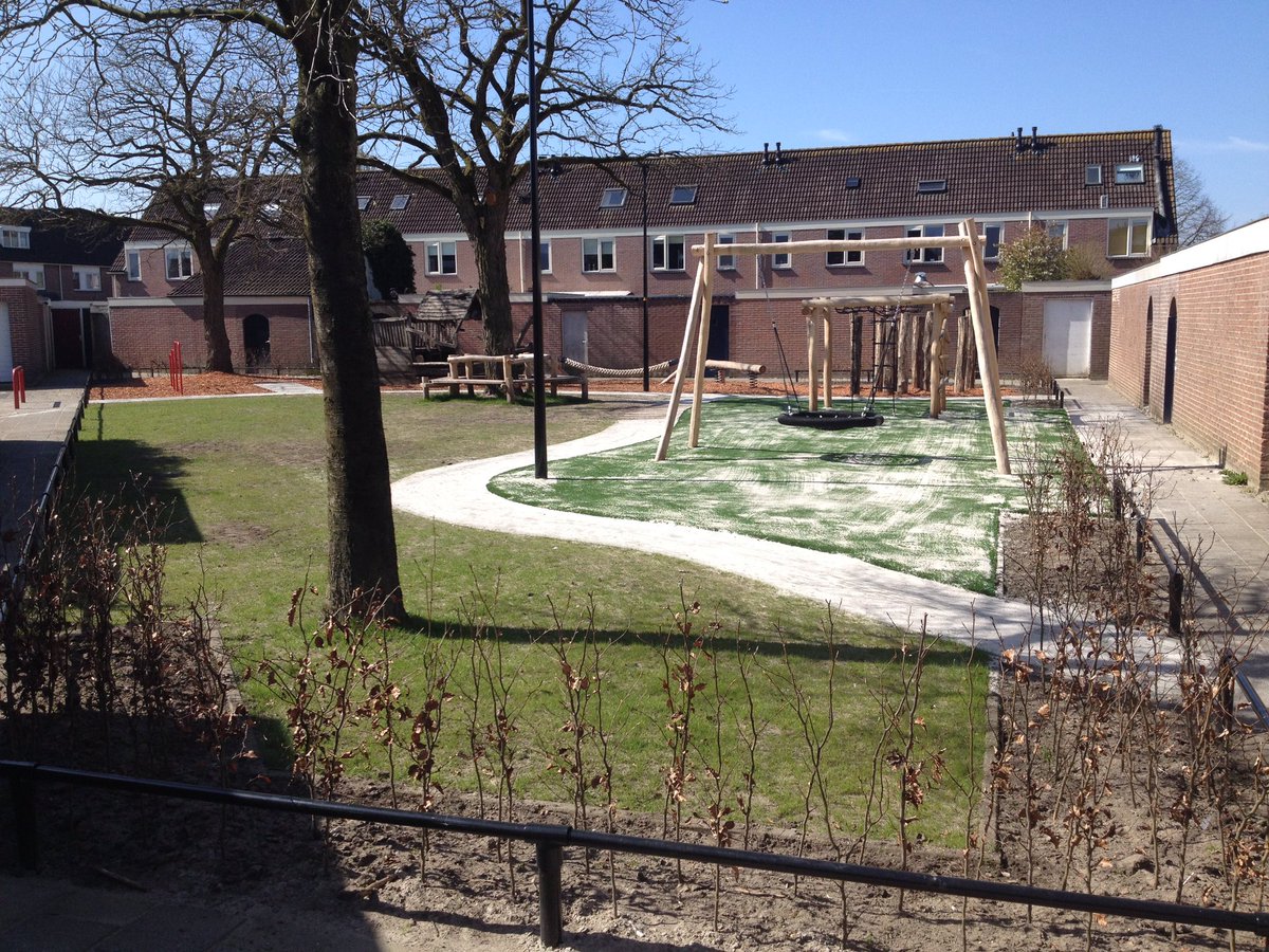 Speelplaats Windhalmstraat, kunstgras aangelegd, bij warmere temperatuur worden plakkers op de bestrating gebrand.