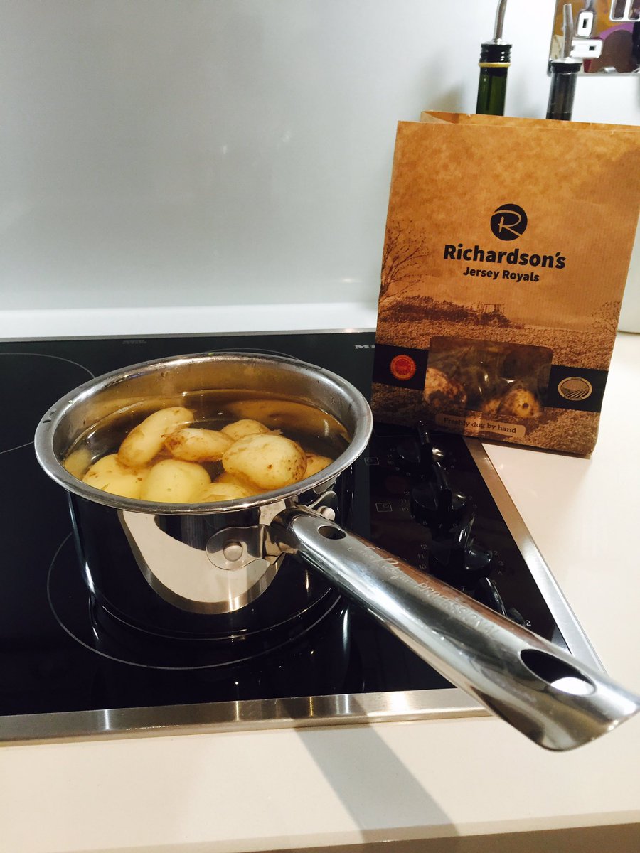 RichardsonsJSY's tweet photo. When you dig your own #jerseyroyals  with a fork and have them in the pot within 20 minutes! #farmgoals #perfection https://t.co/scDTtym4wy