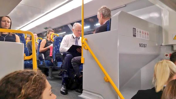 ArabicBest's tweet image. رئيس الوزراء الأسترالي يستقل القطار بعد نهاية الدوام .. عندما يكون المسؤول مجرد موظف