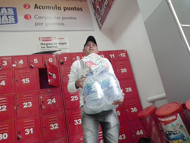elmercurioec's tweet image. Grandes comisariatos en #Cuenca desde ayer no tienen agua en galones;hubo auge de ventas para donar | ACR