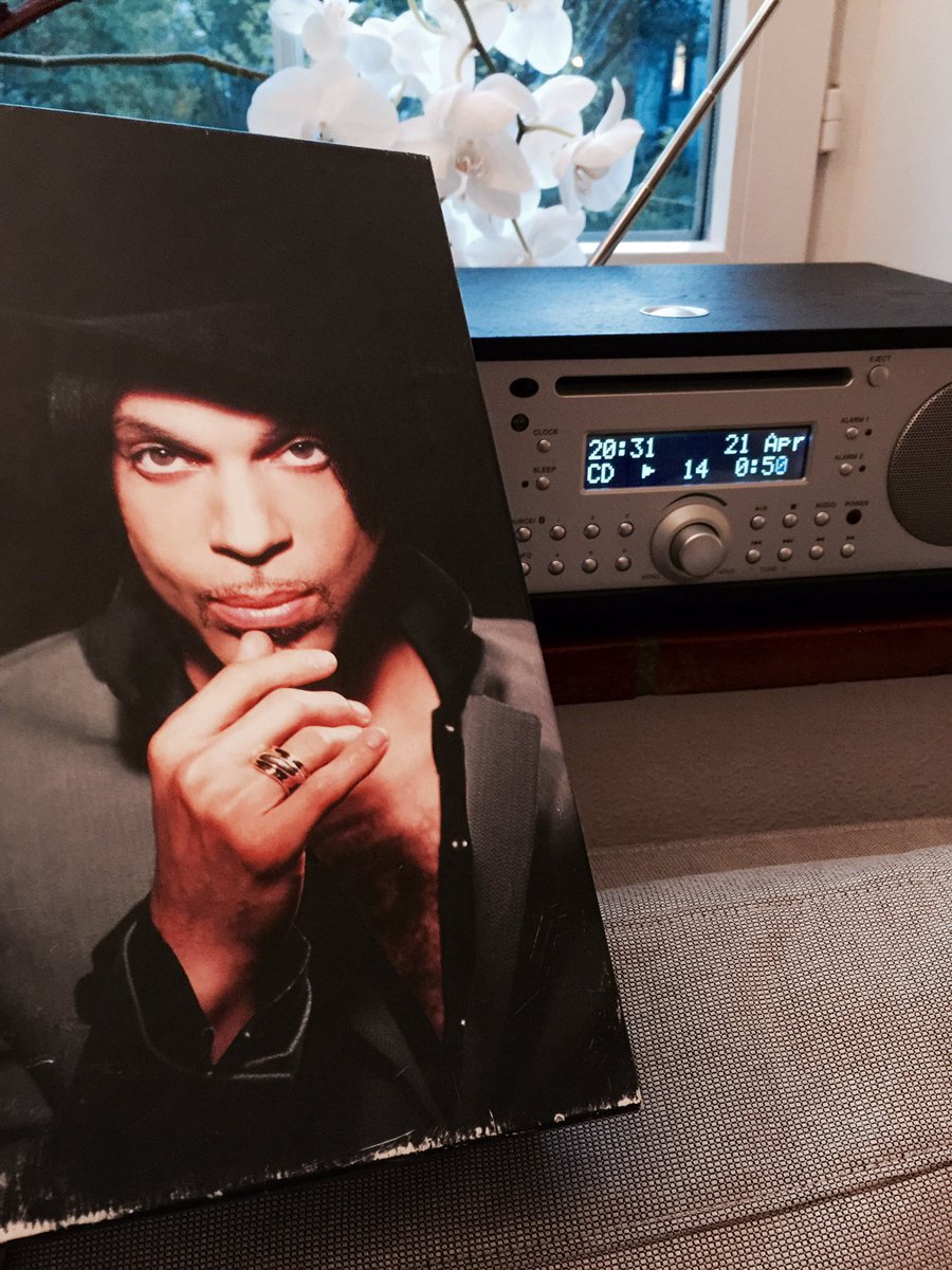 twitorriani's tweet photo. CDs aus dem Keller geholt,
an Schlaf vor dem Morgendienst @srf3 nicht zu denken, die Nacht gehört dem Genie. #Prince https://t.co/BhM5fhhJV0