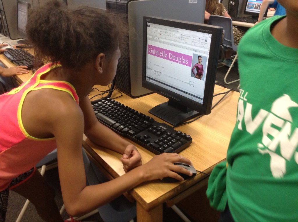 RusComputerlab's tweet image. Gallery walk in 3rd grade. Seeing some really nice timelines! @MsRyberg @RUSBLVD #timetravel #rusheroes16