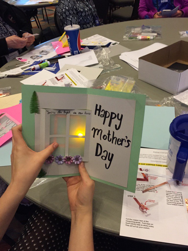 UNLbbarker's tweet image. Teachers being creative at the Makerspace @yourNETA #neta16 @UNL4H_WearTec