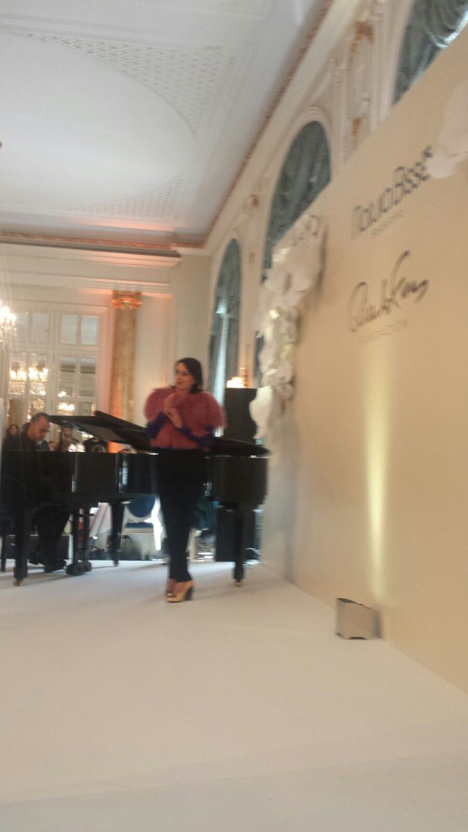 copechic's tweet photo. Emocionante escuchar a #LuzCasal. Homenaje a #fundacionricardofisas #labellezadelcompromiso @naturabisse_es https://t.co/7UZ0e2JJtZ
