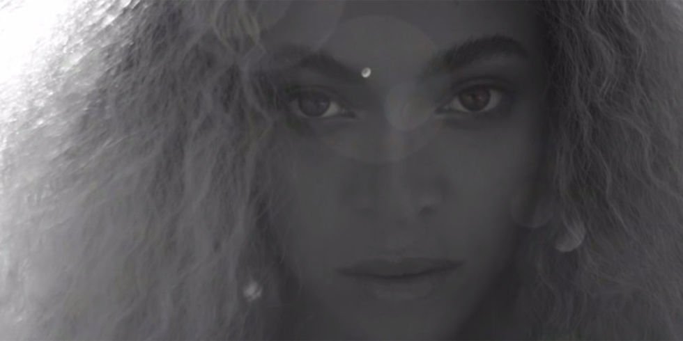Cosmopolitan's tweet image. .@Beyonce fans, this "Lemonade" update will make your LIFE 🙌 cosmopolitan.com/entertainment/…