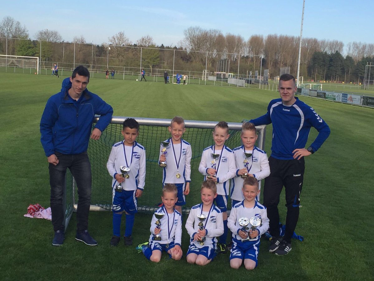SVURK's tweet photo. Teamfoto van de kampioenen StijlVolHout... https://t.co/71DNIAXsDy