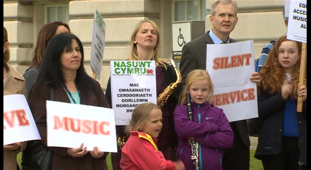 Musicians' silent protest over end of <a href="/SwanseaCouncil/">Swansea Council</a> and <a href="/NPTCouncil/">Neath Port Talbot Council</a> music partnership
bbc.in/22R7tPq