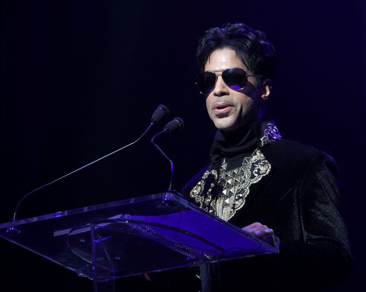 HuffPostUKEnt's tweet photo. Tributes have poured in for Prince, following his death https://t.co/bBvAF749Sg https://t.co/n4dQQYnO8R