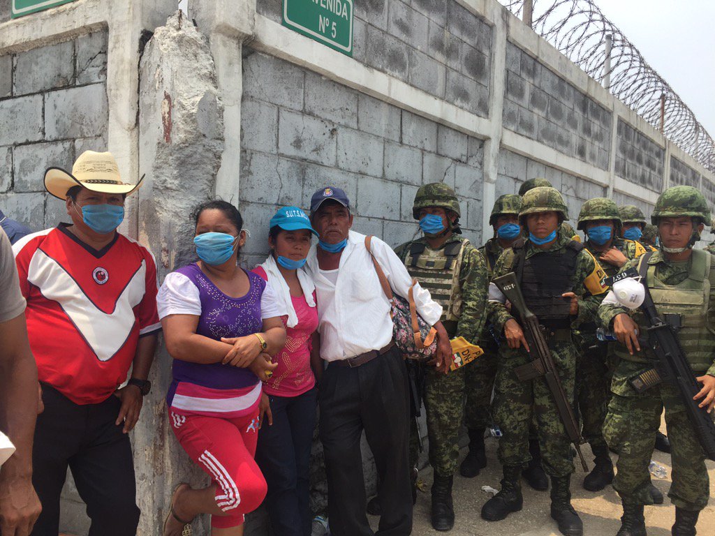 raultorres70's tweet photo. Familiares de desaparecidos en #explosionpemex a la espera de noticias sobre la búsqueda. @TelemundoNews https://t.co/FE7wJhLMQ8