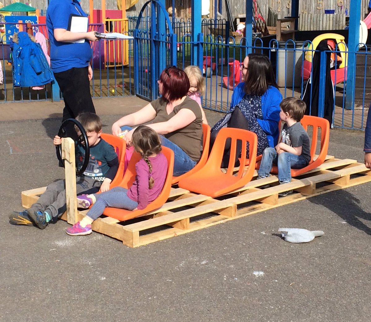 KingNickers10's tweet photo. Pallet creations at O&amp;L Tech Park @BertramNG #parentalparticipation https://t.co/c7PTOQRFuL