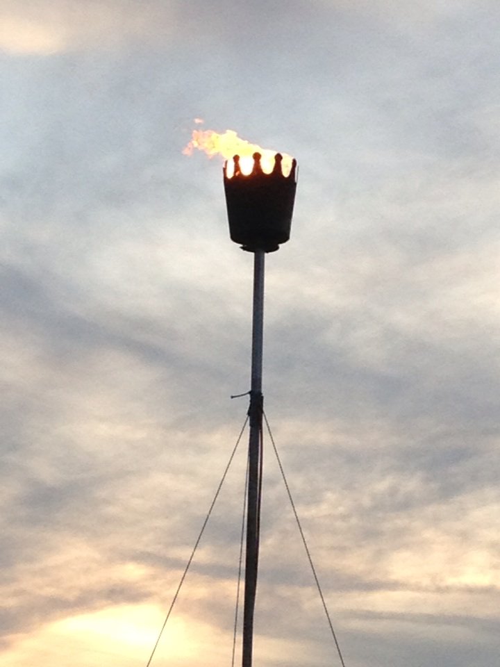 Beacon lighting for #Queenat90 at <a href="/RedLionShadwell/">TheRedLionatShadwell</a> Happy Birthday!