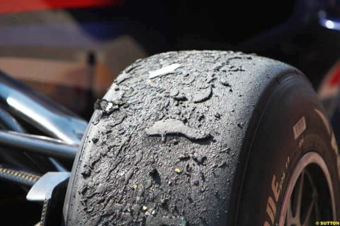 Спущенное колесо камаза. Прогрев резины. Прогрев резины перед стартом. Колеса буксуют. Пробуксовка колес.