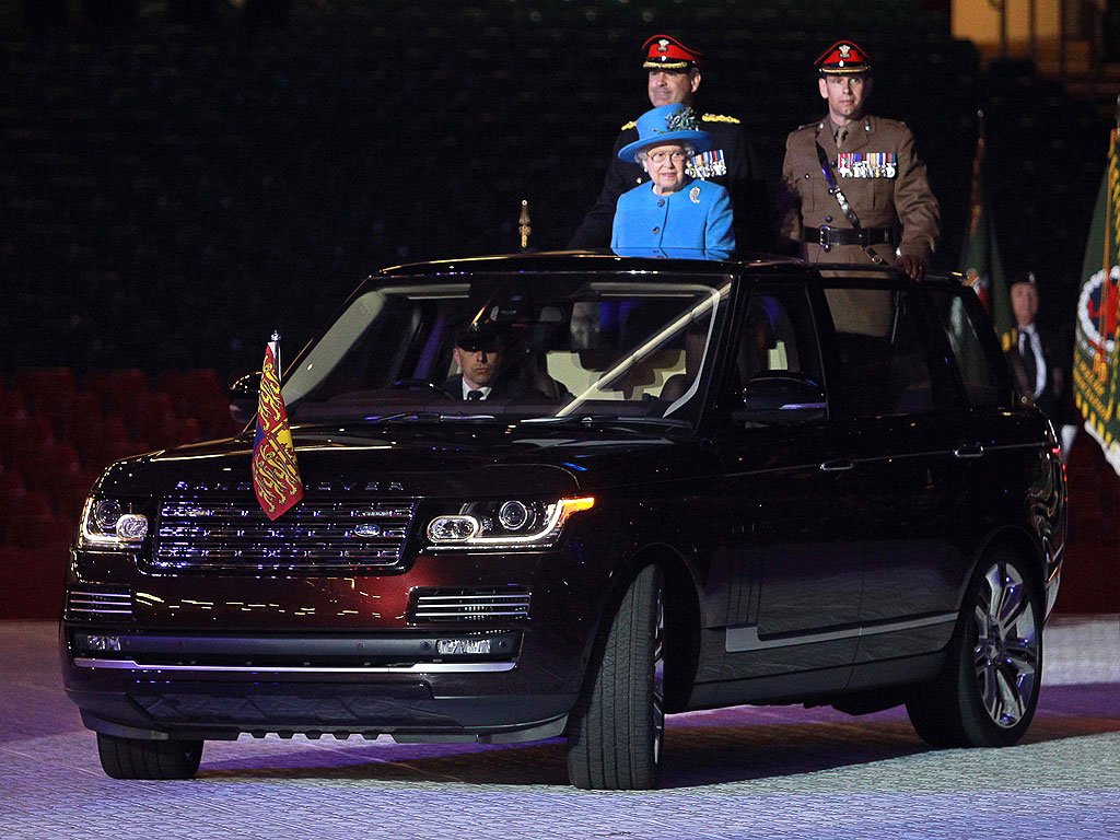 ZilanaOfficial's tweet photo. A true British icon. And, the Queen on her 90th birthday. #LandRover #RangeRover https://t.co/7WSgHLNJB7