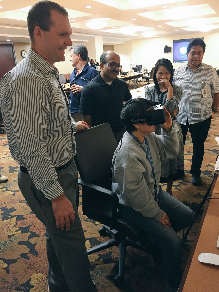 CPP_TTIC's tweet image. Attendees of the #h2otechtalk experience a virtual world with the Occulus Rift w/ the help of Rob DeCou #h2otechhub