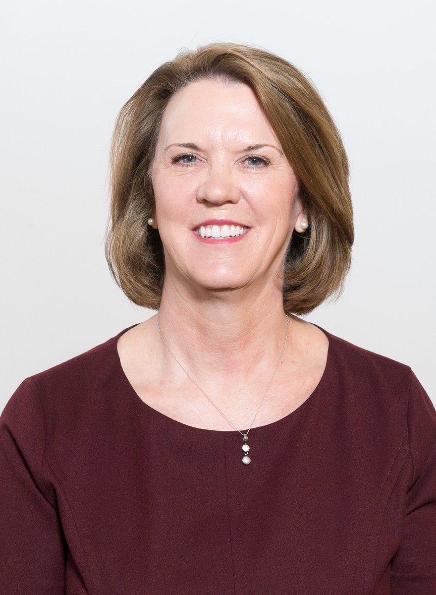 EmBeSiouxFalls's tweet photo. Congratulations to our Business Achievement winner Trish McCann from @Midcontinent! #EmBecause #TributeSiouxFalls https://t.co/y3eqiat0xI