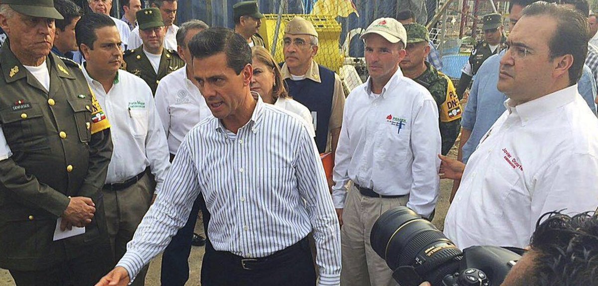 GobiernoVer's tweet photo. Recorren Presidente de la República y Gobernador la zona siniestrada de #Coatzacoalcos. https://t.co/DFgP1B60PO https://t.co/vrMyLv6gPh