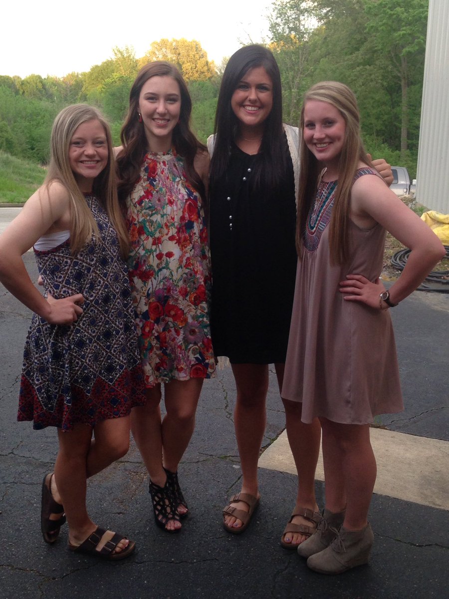 alaughter0999's tweet photo. @TheBurgSports π banquet #lhshoops https://t.co/sWlxqz6zIt